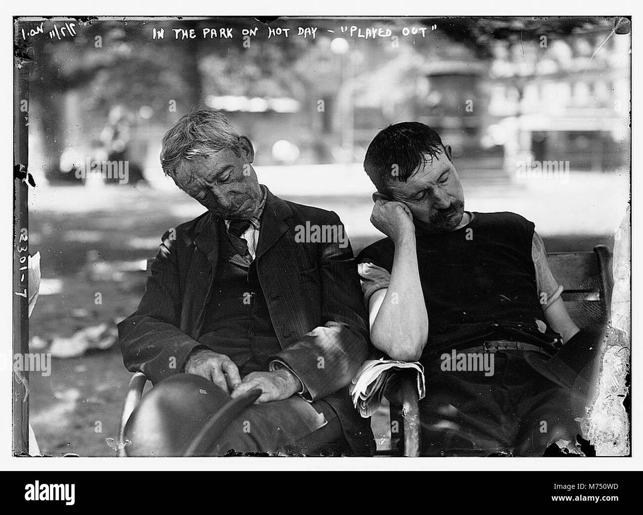 Questa fotografia mostra gli individui che si rilassano in un parco in una giornata calda, catturando l'atmosfera rilassata e le attività ricreative. L'immagine evidenzia l'impatto del clima caldo sulle attività ricreative all'aperto. Foto Stock