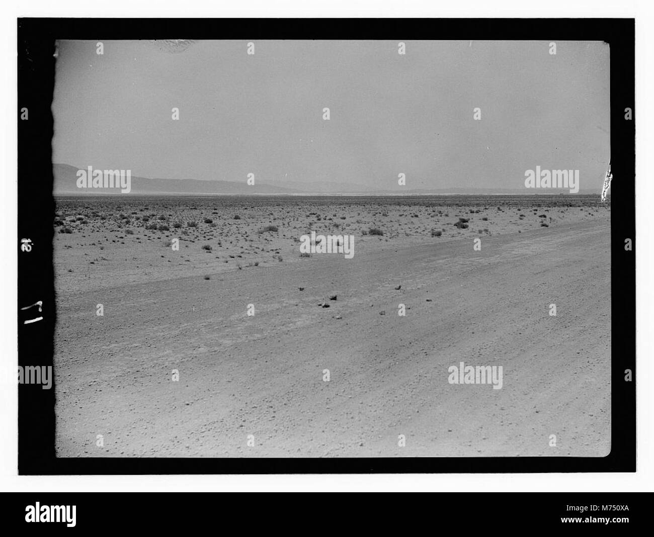 Una fotografia scattata nella regione del Sinai, che documenta l'aspro paesaggio desertico e il significato storico di questa zona nella storia del Medio Oriente. Foto Stock