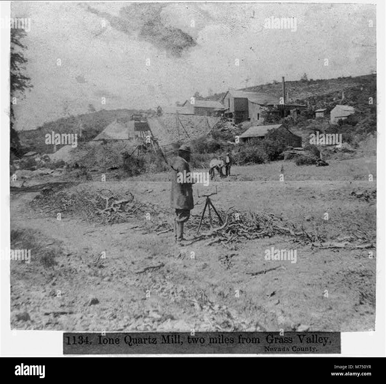 Questa fotografia storica raffigura il mulino al quarzo di Ione situato a tre chilometri circa da Grass Valley, Nevada County. Mostra le operazioni minerarie tra la fine del XIX e l'inizio del XX secolo. Foto Stock