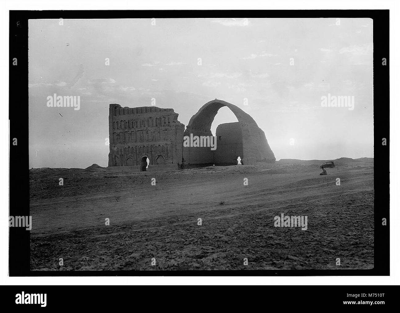 Una fotografia delle rovine di Ctesifonte, un'antica città vicino a Baghdad, Iraq, conosciuta per il suo significato storico e i resti dell'imponente arco di Taq Kasra, un simbolo dell'antica architettura persiana. Foto Stock