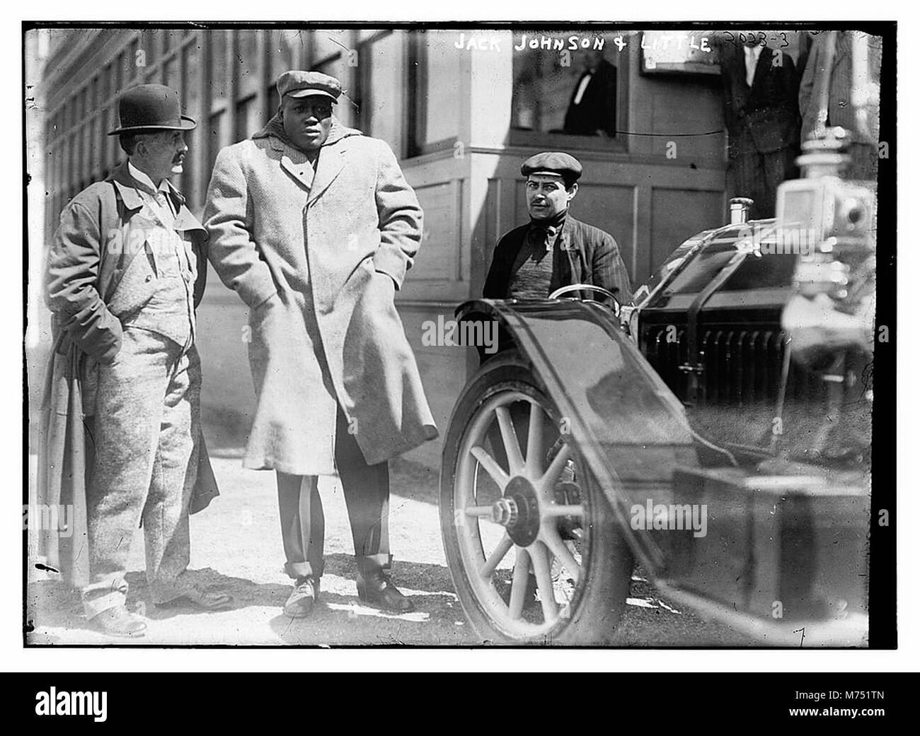 Questa immagine raffigura il famoso pugile Jack Johnson con Little, un soprannome per il suo compagno di sparring. Johnson fu il primo campione afroamericano di pugilato dei pesi massimi, noto per la sua abilità e la sua carriera pionieristica. Foto Stock