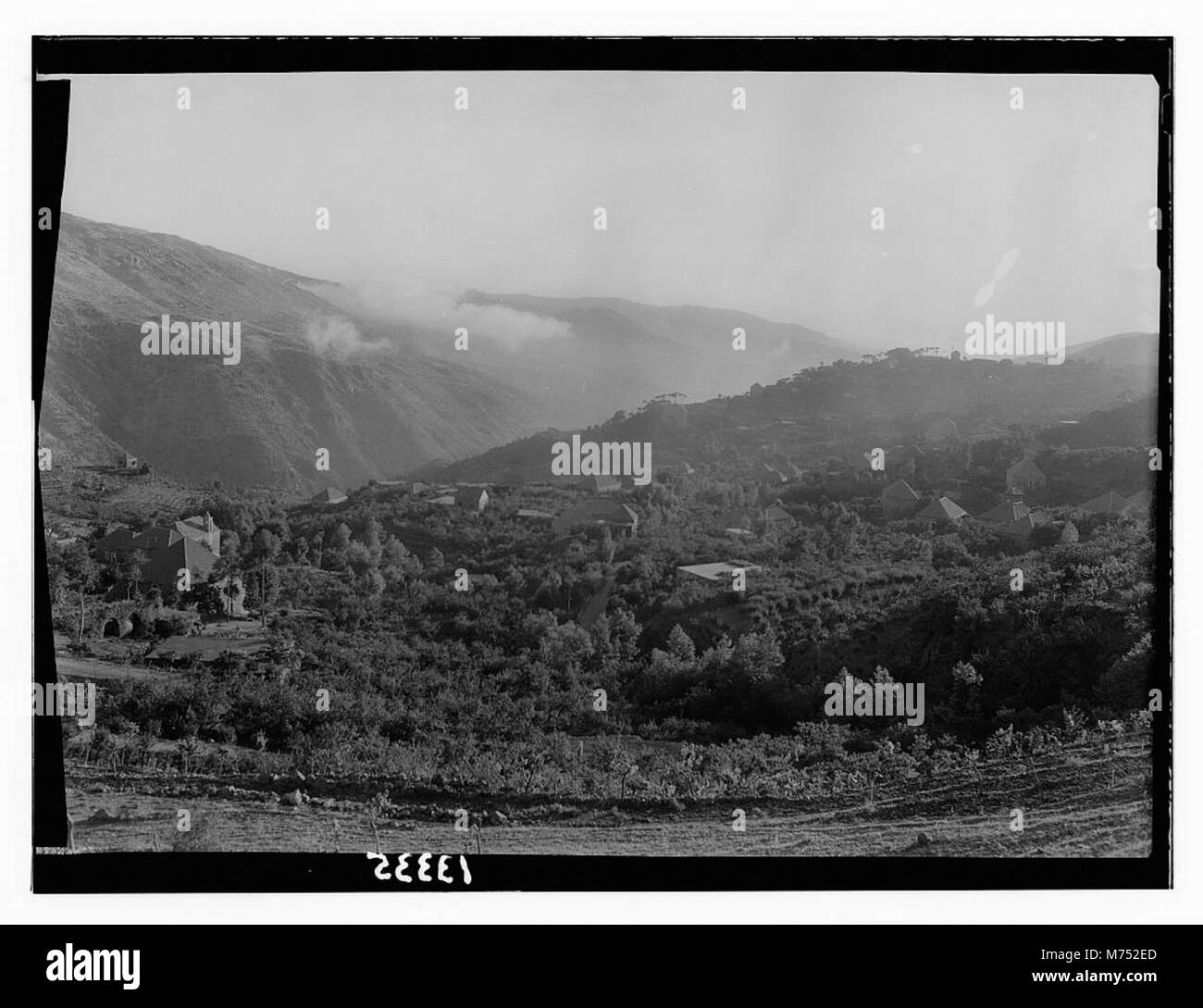 Una fotografia di Jebel Sunnin e del villaggio di Beskinta, situato nella regione montuosa del Libano, che illustra il paesaggio rurale e la vita tradizionale dei villaggi in Medio Oriente. Foto Stock