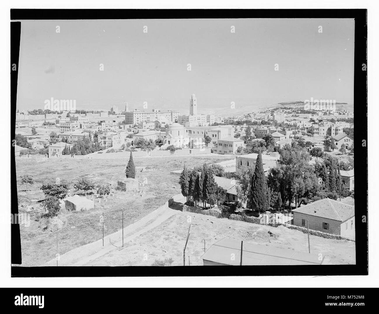 Una fotografia della nuova città di Gerusalemme, che mostra l'architettura moderna e lo sviluppo urbano accanto ai monumenti storici della città. Foto Stock
