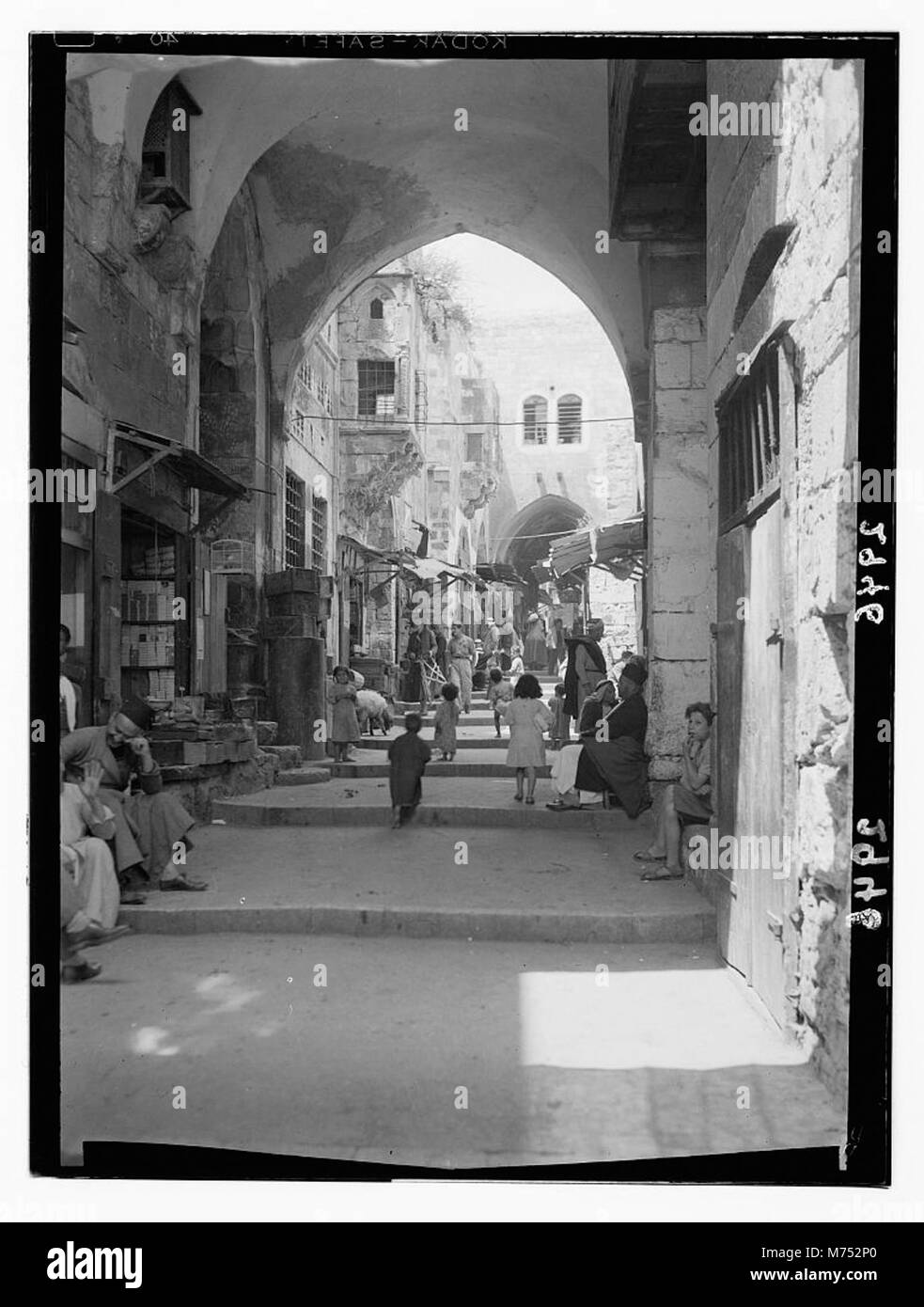 Questa fotografia mostra le strade della città Vecchia di Gerusalemme, in particolare Lower David's Street alla svolta verso il muro del pianto, catalogato sotto LOC matpc.12355. Foto Stock