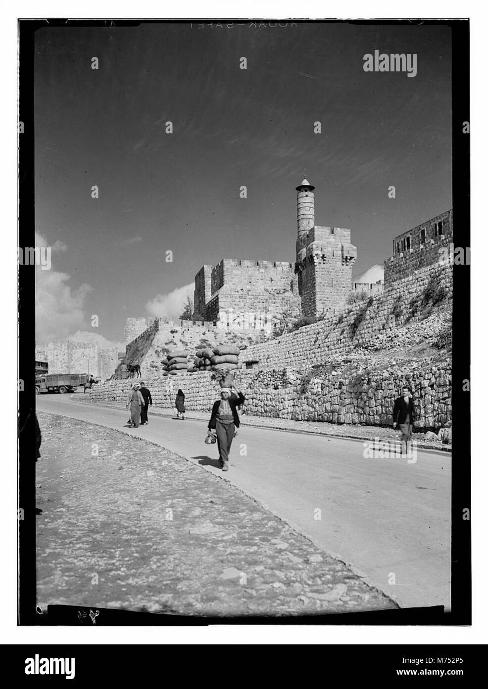 Una fotografia che mostra l'avvicinamento a Gerusalemme, con una vista della Cittadella di Sion da Betlemme Road, che illustra il significato storico e religioso della città. Foto Stock