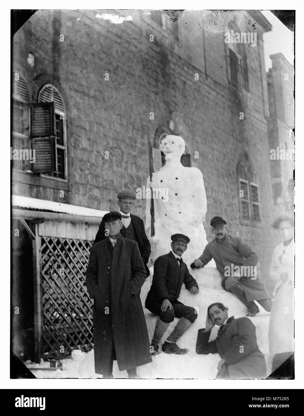 Questa fotografia cattura la città di Gerusalemme coperta di neve durante l'inverno del 1921, fornendo una rara vista invernale della città storicamente significativa. Foto Stock