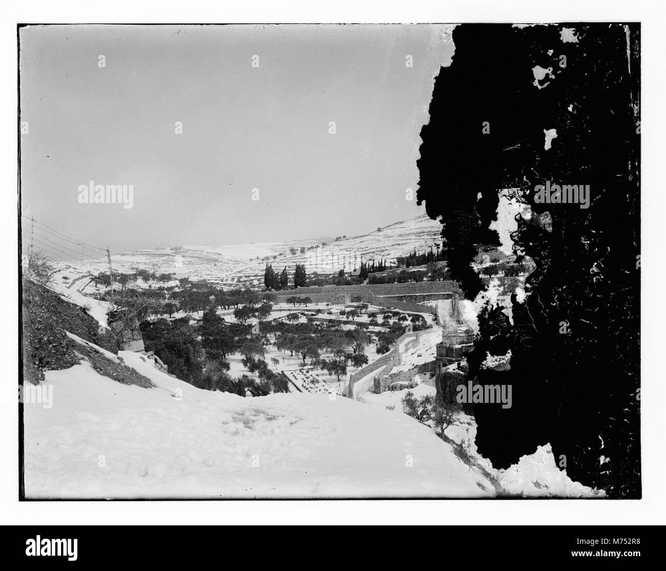 Una rara fotografia di Gerusalemme coperta di neve del 1921, che mostra il paesaggio e il clima unici della città. Foto Stock