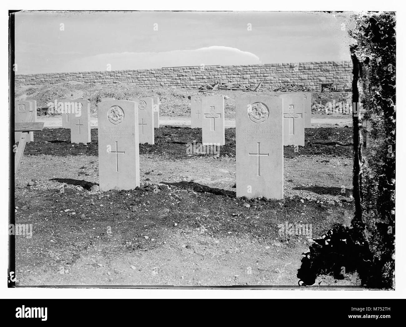 Questa immagine mostra un cimitero di guerra a Gerusalemme, probabilmente un memoriale per i soldati morti durante i conflitti nella regione. Il cimitero riflette la storia e il ricordo dei sacrifici in tempo di guerra. Foto Stock