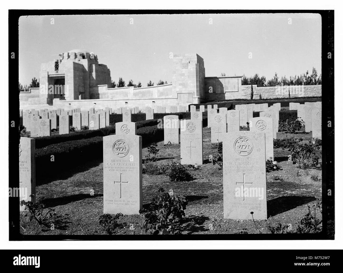 Il cimitero di guerra di Gerusalemme, mostrato in questa immagine, commemora coloro che morirono durante le campagne militari in Palestina. Serve come luogo di memoria per i soldati di più nazioni. Foto Stock