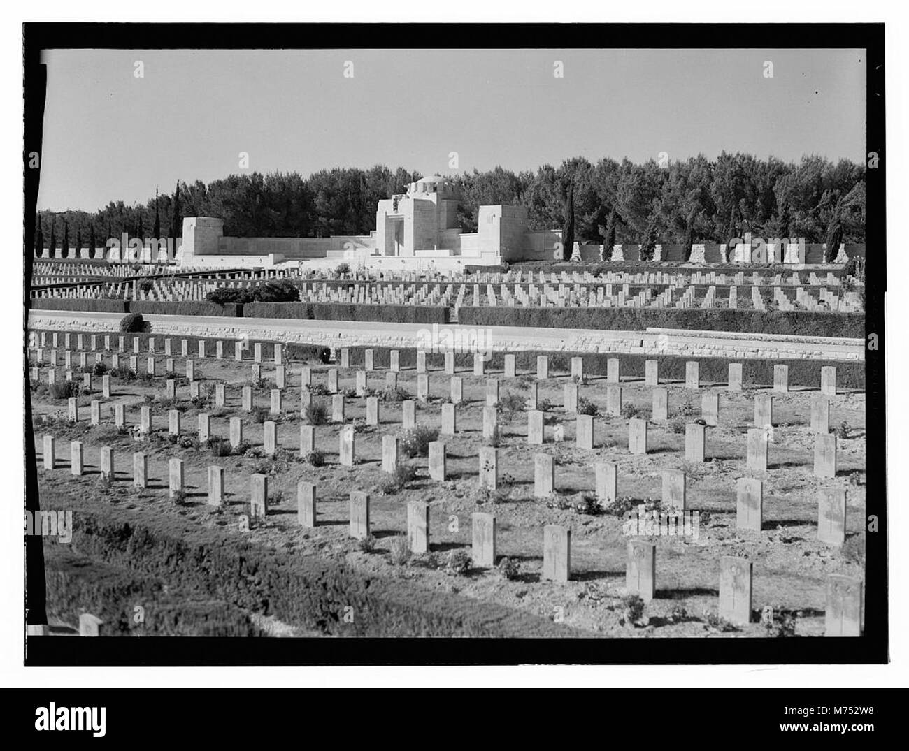 Una fotografia del cimitero di guerra di Gerusalemme, un luogo di sepoltura per i soldati morti durante i conflitti nella regione, che riflette il suo cupo e storico significato nel paesaggio di Gerusalemme. Foto Stock
