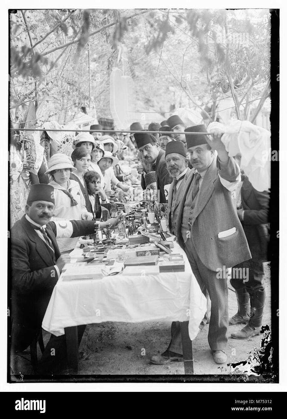 Albert Antebi, un leader della comunità ebraica, si trova di fronte a un Bazar a Notre Dame de France a Gerusalemme durante la prima guerra mondiale. L'evento ha raccolto fondi per la Red Crescent Society, evidenziando la solidarietà della comunità in un momento di conflitto. Foto Stock