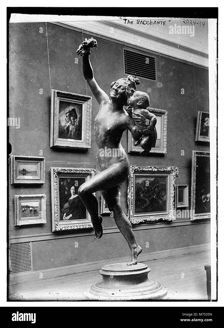 Una vista a tutta lunghezza del "Bacchante", una statua raffigurante una donna che corre con un bambino nella mano sinistra, catturando sia il movimento che la grazia della scultura. Foto Stock