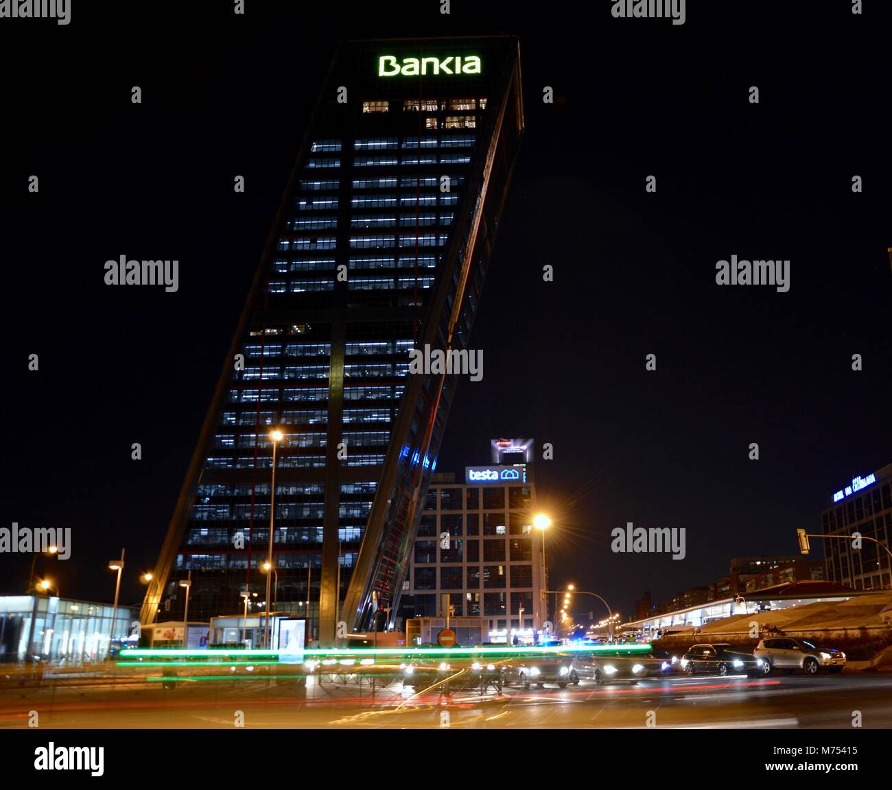 Vista notturna della Plaza de Castilla e il suo centro finanziario Foto Stock