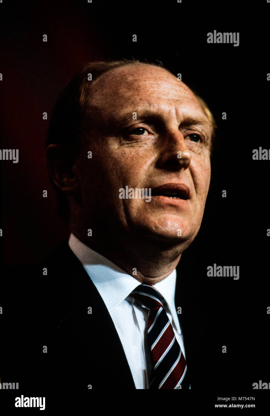 Neil Kinnock al Partito laburista Conferenza, Bournmouth in ottobre 1985 Neil Gordon Kinnock, Baron Kinnock, PC (nato il 28 marzo 1942) è un partito laburista britannico politico. Ha servito come un membro del Parlamento europeo dal 1970 fino al 1995, prima per Bedwellty e poi per Islwyn. Egli è stato il leader del partito laburista e il leader dell opposizione dal 1983 fino al 1992. Kinnock ha portato il partito laburista per una sorpresa la quarta sconfitta consecutiva al 1992 elezione generale, nonostante la parte essendo in anticipo nella maggior parte dei sondaggi di opinione; che avevano predetto una stretta vittoria di manodopera o appeso al parlamento. In seguito, egli resig Foto Stock