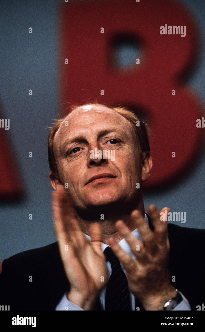 Neil Kinnock al Partito laburista Conferenza, Bournmouth in ottobre 1985 Neil Gordon Kinnock, Baron Kinnock, PC (nato il 28 marzo 1942) è un partito laburista britannico politico. Ha servito come un membro del Parlamento europeo dal 1970 fino al 1995, prima per Bedwellty e poi per Islwyn. Egli è stato il leader del partito laburista e il leader dell opposizione dal 1983 fino al 1992. Kinnock ha portato il partito laburista per una sorpresa la quarta sconfitta consecutiva al 1992 elezione generale, nonostante la parte essendo in anticipo nella maggior parte dei sondaggi di opinione; che avevano predetto una stretta vittoria di manodopera o appeso al parlamento. In seguito, egli resig Foto Stock