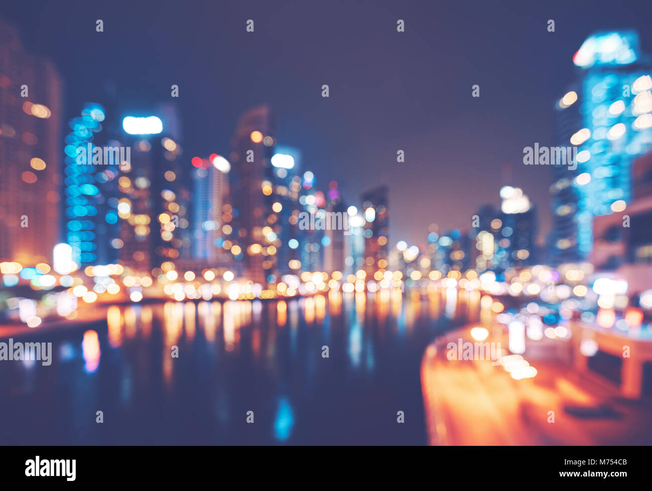 Tonalità di colore foto sfocata di Dubai Marina di notte, moderno background urbano, Emirati Arabi Uniti. Foto Stock
