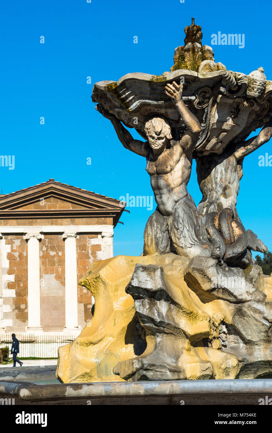 Fontana del Tritone o Fontana dei Tritoni con il Tempio di Portunus (Tempio della Fortuna Virilis) in Piazza della Bocca della Verita', Roma, Italia. Foto Stock