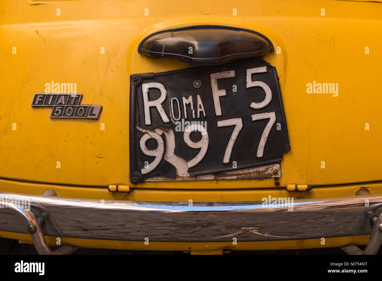 Classic Fiat 500 auto con piastre di Roma, parcheggiato su Trastevere backstreet, Roma, lazio, Italy. Foto Stock