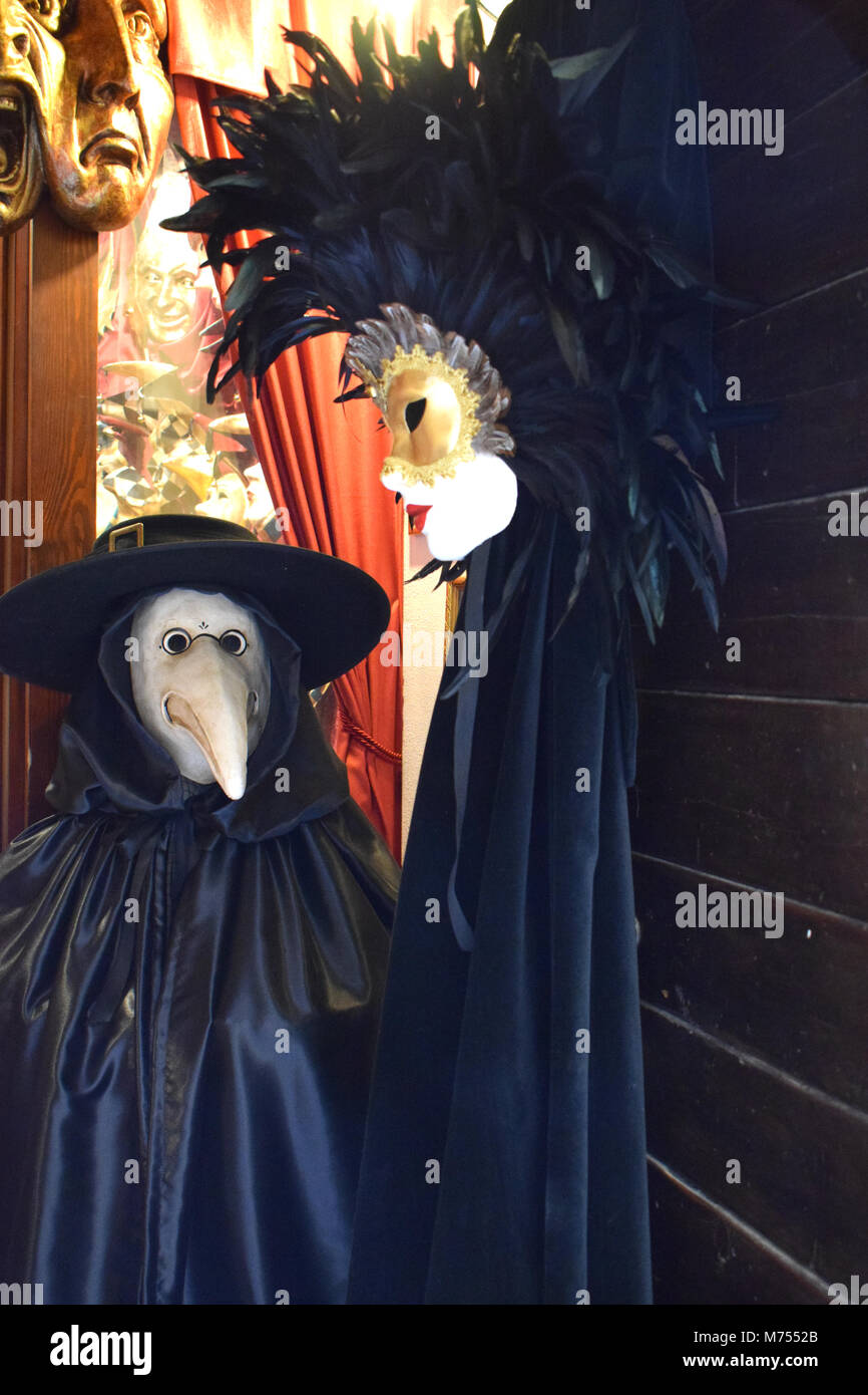 Classic immagini di Venezia, Italia con le maschere di Carnevale, lo stile di vita e compresi i canali, edifici e piazze. Foto Stock