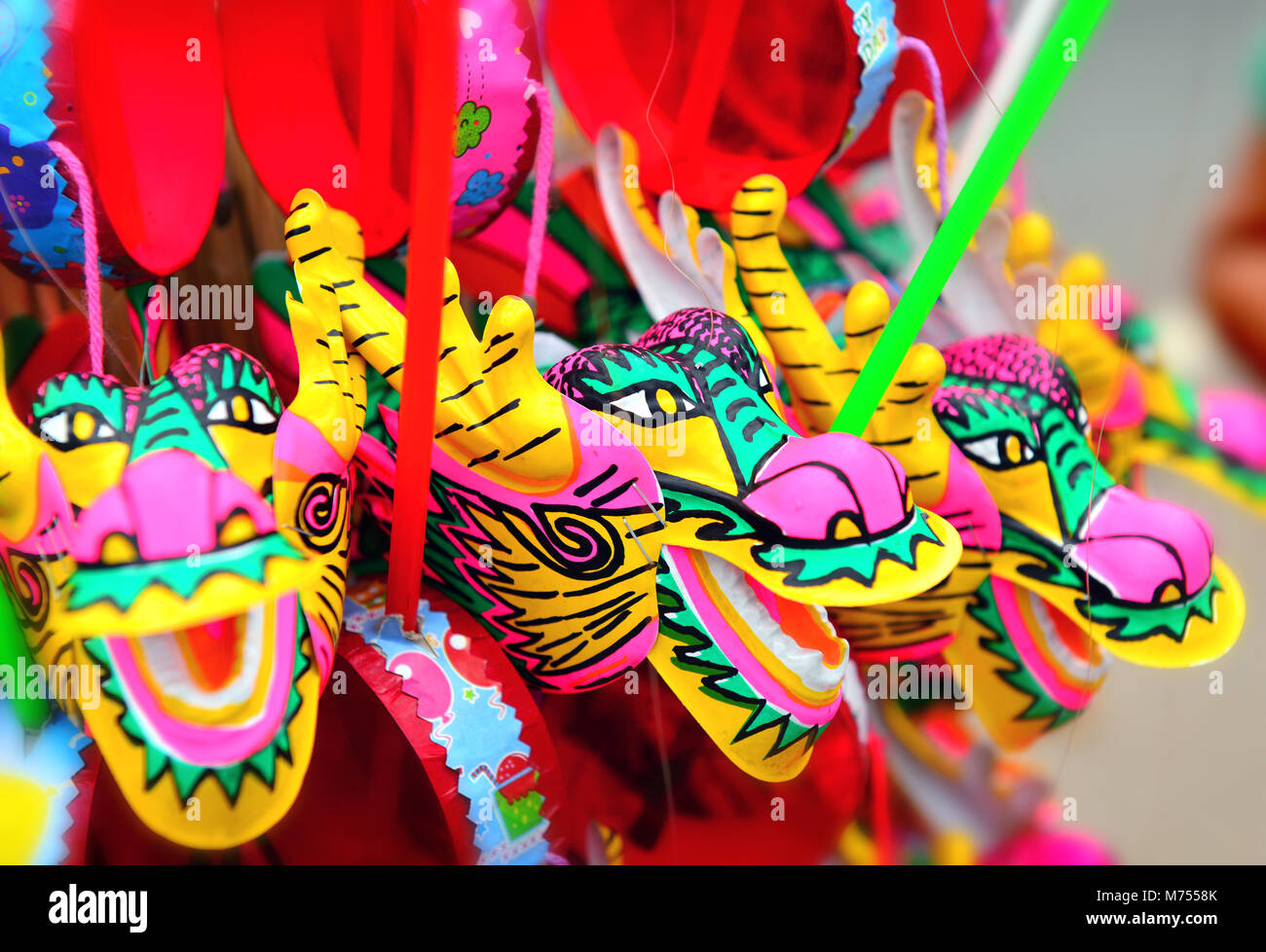 Drago colorato giocattolo di plastica per il cinese newyear felice e goodluck Foto Stock
