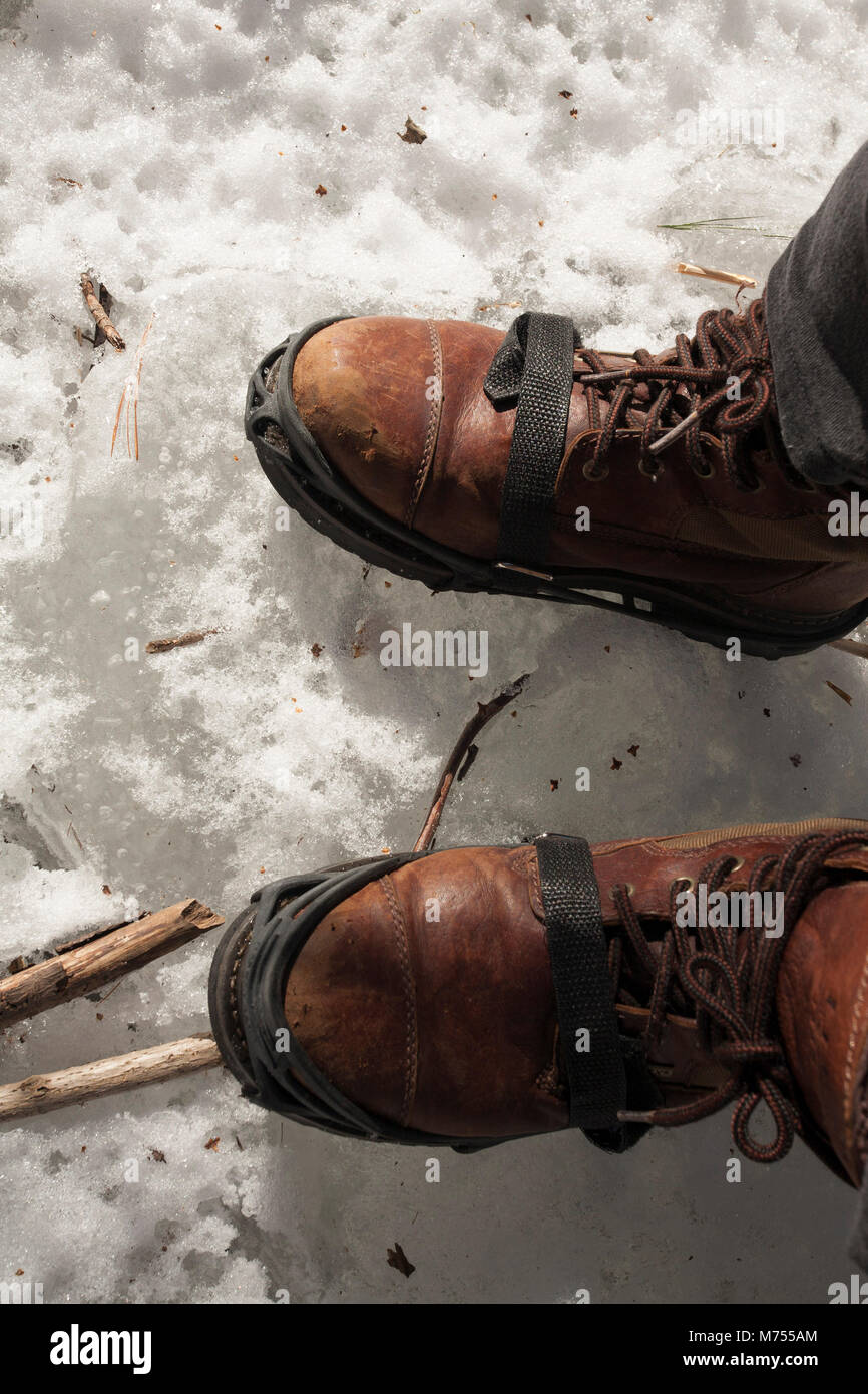 Camminare sulla neve sicura immagini e fotografie stock ad alta risoluzione Alamy