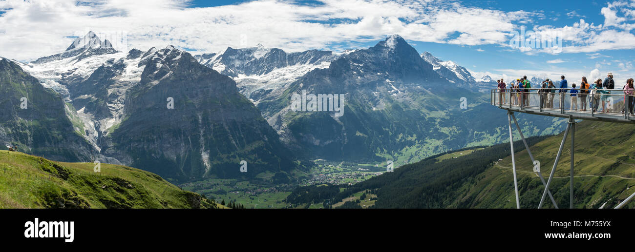 GRINDELWALD, Svizzera - Luglio, 2017 - Bella vista sulle Alpi Bernesi da piattaforma di osservazione al termine dell 'Cliffwalk' in Grindelwald prima, Svizzera Foto Stock