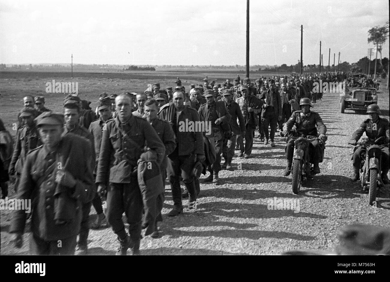 1939 WW2 Esercito Tedesco scortando Polish POW, vicino a Lviv/Lwow Foto Stock