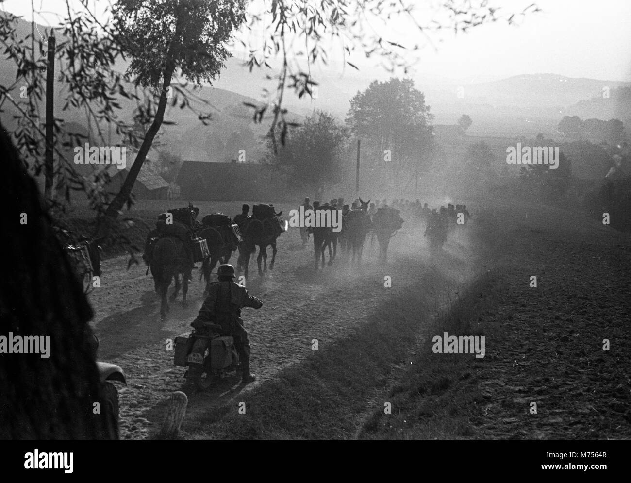 Seconda guerra mondiale invasione tedesca della Polonia nel 1939, seconda guerra mondiale, soldati dell'esercito tedesco e motocicletta con prigionieri di guerra vicino a Sambor in Polonia. Foto Stock