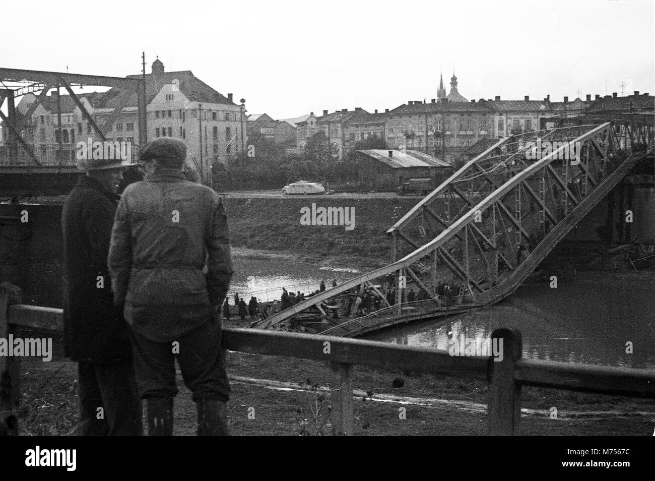 Lviv / Lwow in Polonia (ora Ucraina) 1939 WW2 soldati tedeschi e distrutto Bridge seconda guerra mondiale Foto Stock