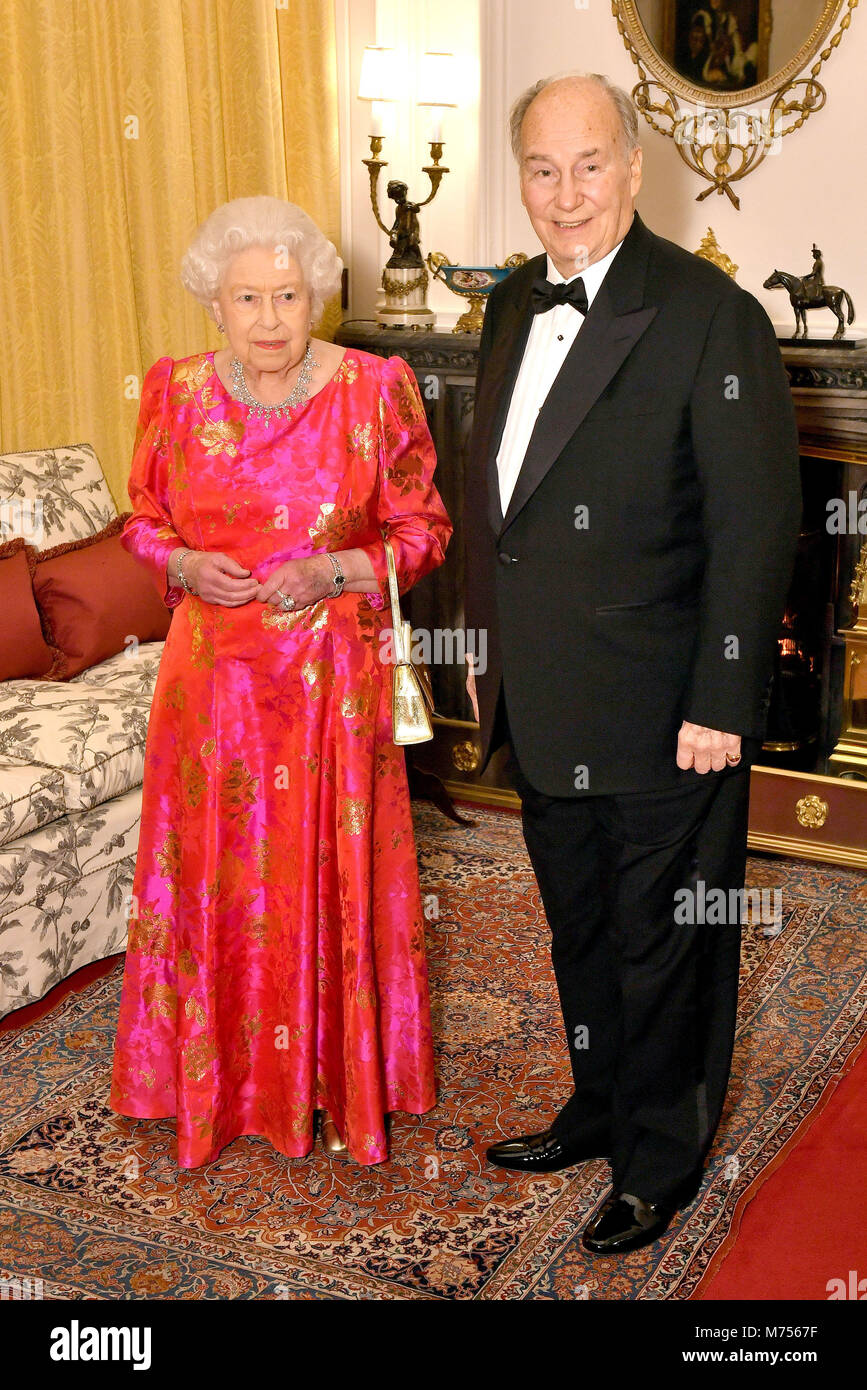 La Queen Elizabeth II e l'Aga Khan in Oak Room al Castello di Windsor prima che lei eserciti una cena privata in onore del giubileo di diamante della sua leadership come Imam della Shia Ismaili comunità musulmana. Foto Stock