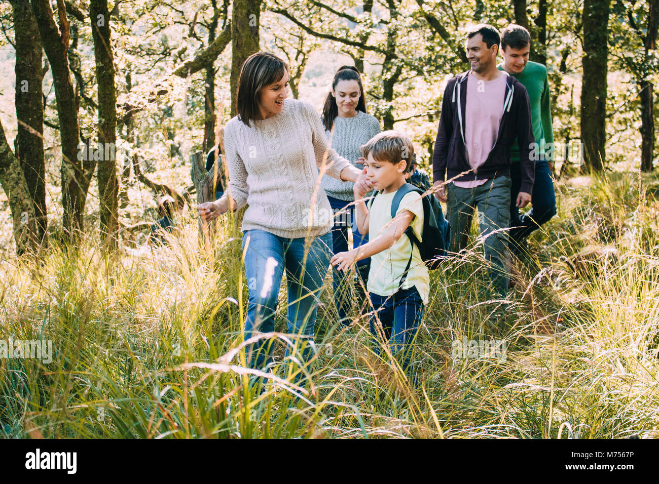 La famiglia felice sono sentieri attraverso il bosco insieme. Foto Stock