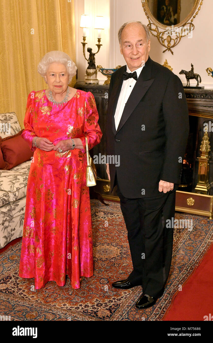 La Queen Elizabeth II e l'Aga Khan in Oak Room al Castello di Windsor prima che lei eserciti una cena privata in onore del giubileo di diamante della sua leadership come Imam della Shia Ismaili comunità musulmana. Foto Stock