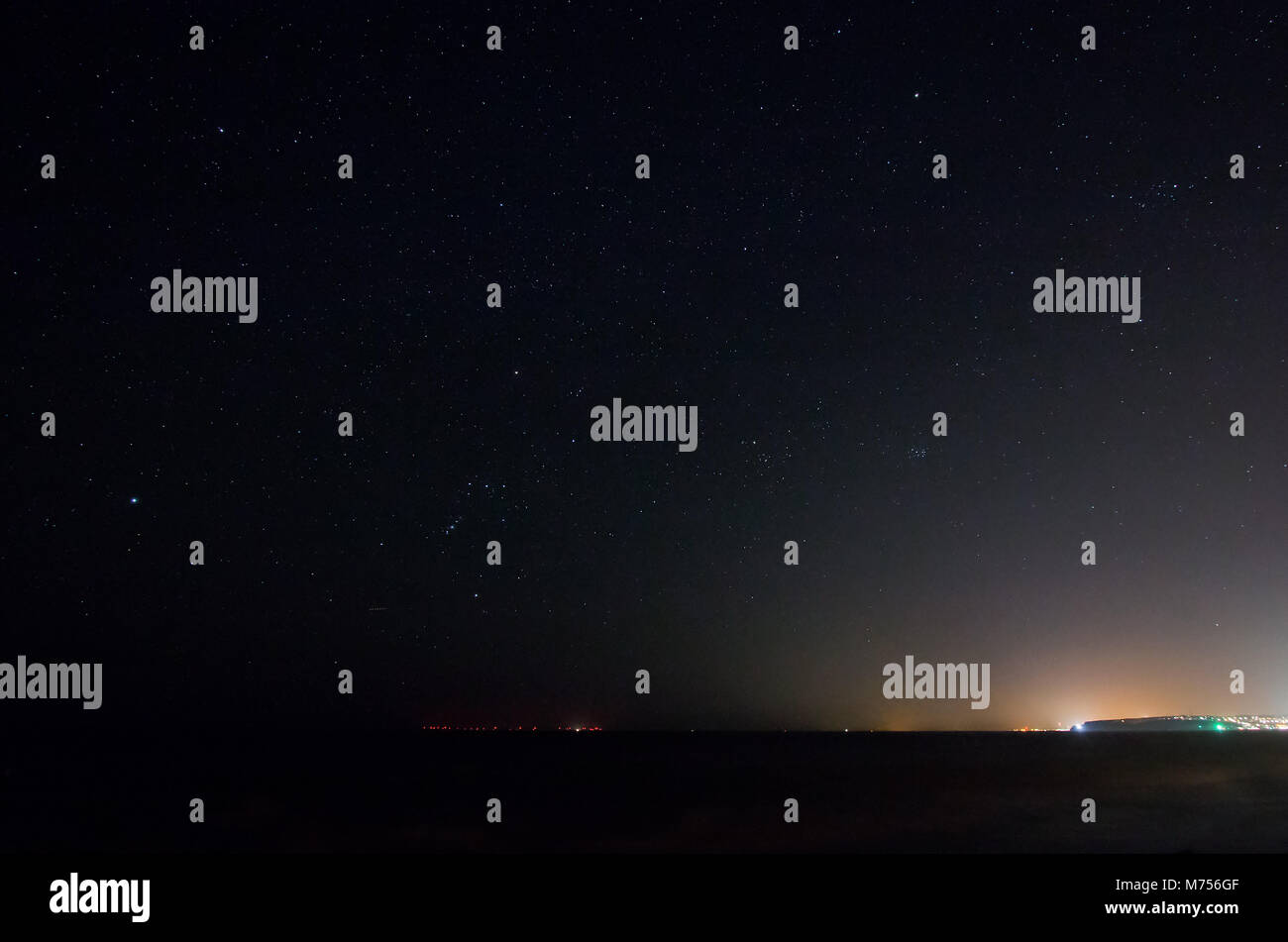 Costellazione Di Orione Sopra Il Canale In Inglese Con Le Luci Rosse Di Rampion Per Centrali Eoliche Offshore All Orizzonte E L Inquinamento Luminoso Da Newhaven Harbo Foto Stock Alamy