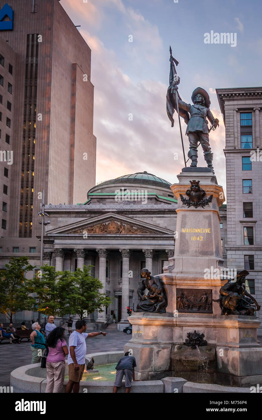 Maisonneuve Monumento a Place d'Armes. Statua di Paul Chomedey de Maisonneuve il fondatore di Montreal, Maggio 17th, 1642. Montreal-Canada Foto Stock