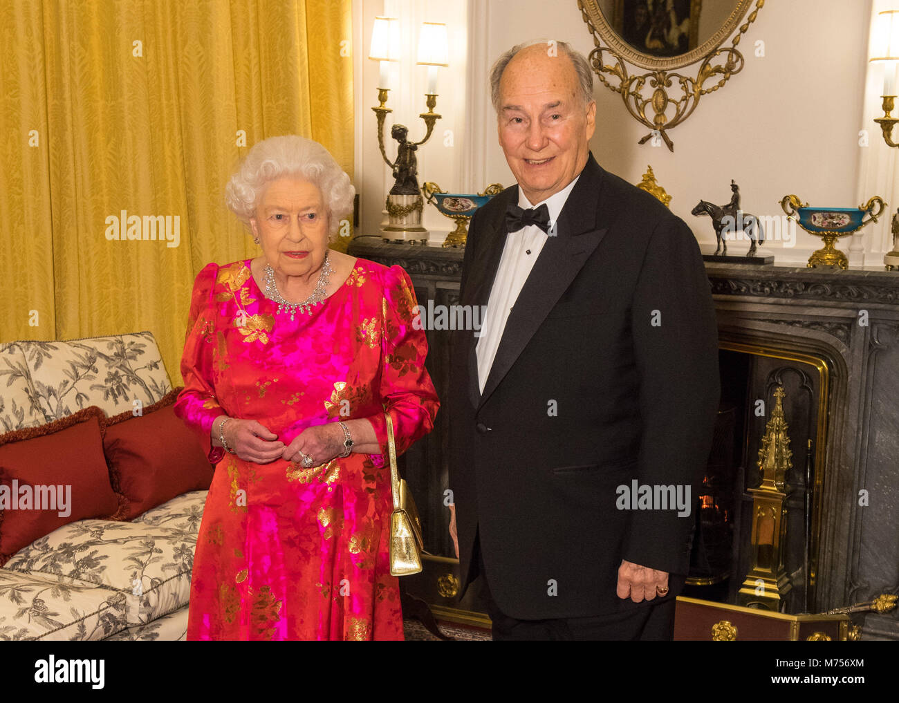 La Queen Elizabeth II e l'Aga Khan nel bianco Drawing Room al Castello di Windsor, durante un ricevimento prima di una cena privata per contrassegnare il giubileo di diamante dell'Aga Khan's leadership come Imam della Shia Ismaili comunità musulmana. Foto Stock