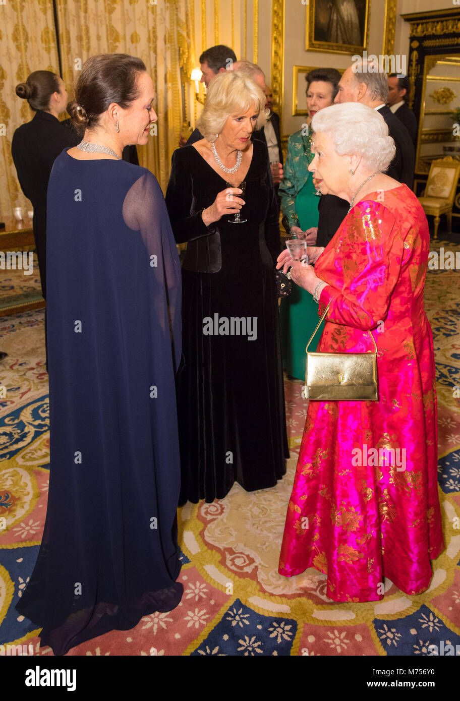 La regina Elisabetta II con la Duchessa di Cornovaglia (centro) e la principessa Zahra Aga Khan (sinistra) nel bianco Drawing Room al Castello di Windsor, durante un ricevimento prima di una cena privata per contrassegnare il giubileo di diamante dell'Aga Khan's leadership come Imam della Shia Ismaili comunità musulmana. Foto Stock