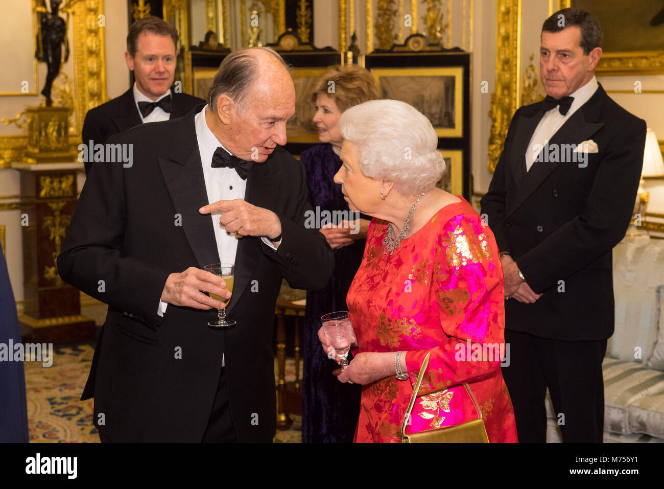 La Queen Elizabeth II e l'Aga Khan nel bianco Drawing Room al Castello di Windsor, durante un ricevimento prima di una cena privata per contrassegnare il giubileo di diamante dell'Aga Khan's leadership come Imam della Shia Ismaili comunità musulmana. Foto Stock