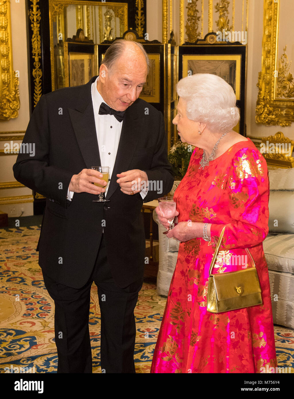 La Queen Elizabeth II e l'Aga Khan nel bianco Drawing Room al Castello di Windsor, durante un ricevimento prima di una cena privata per contrassegnare il giubileo di diamante dell'Aga Khan's leadership come Imam della Shia Ismaili comunità musulmana. Foto Stock