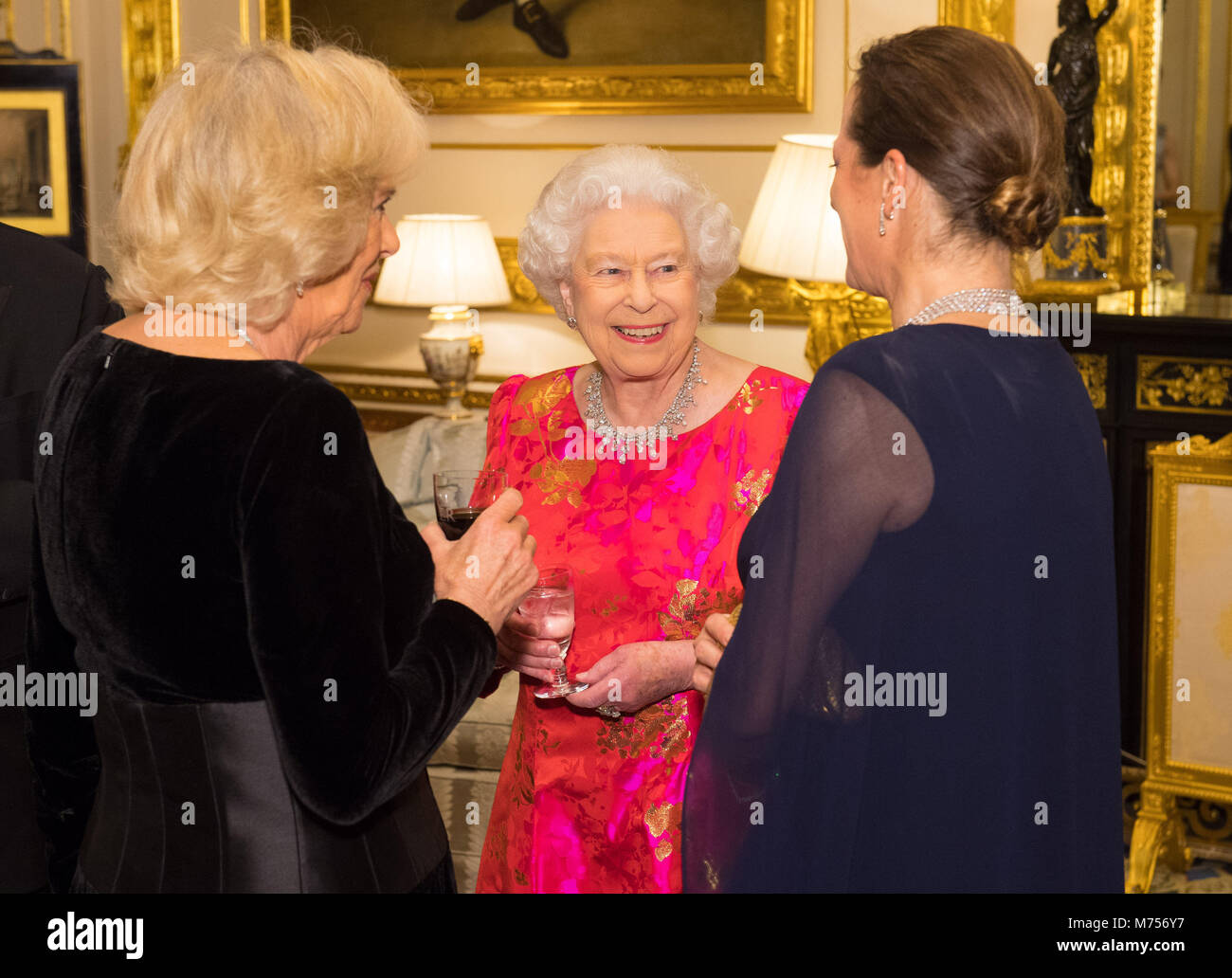 La regina Elisabetta II con la Duchessa di Cornovaglia (sinistra) e la principessa Zahra Aga Khan nel bianco Drawing Room al Castello di Windsor, durante un ricevimento prima di una cena privata per contrassegnare il giubileo di diamante dell'Aga Khan's leadership come Imam della Shia Ismaili comunità musulmana. Foto Stock