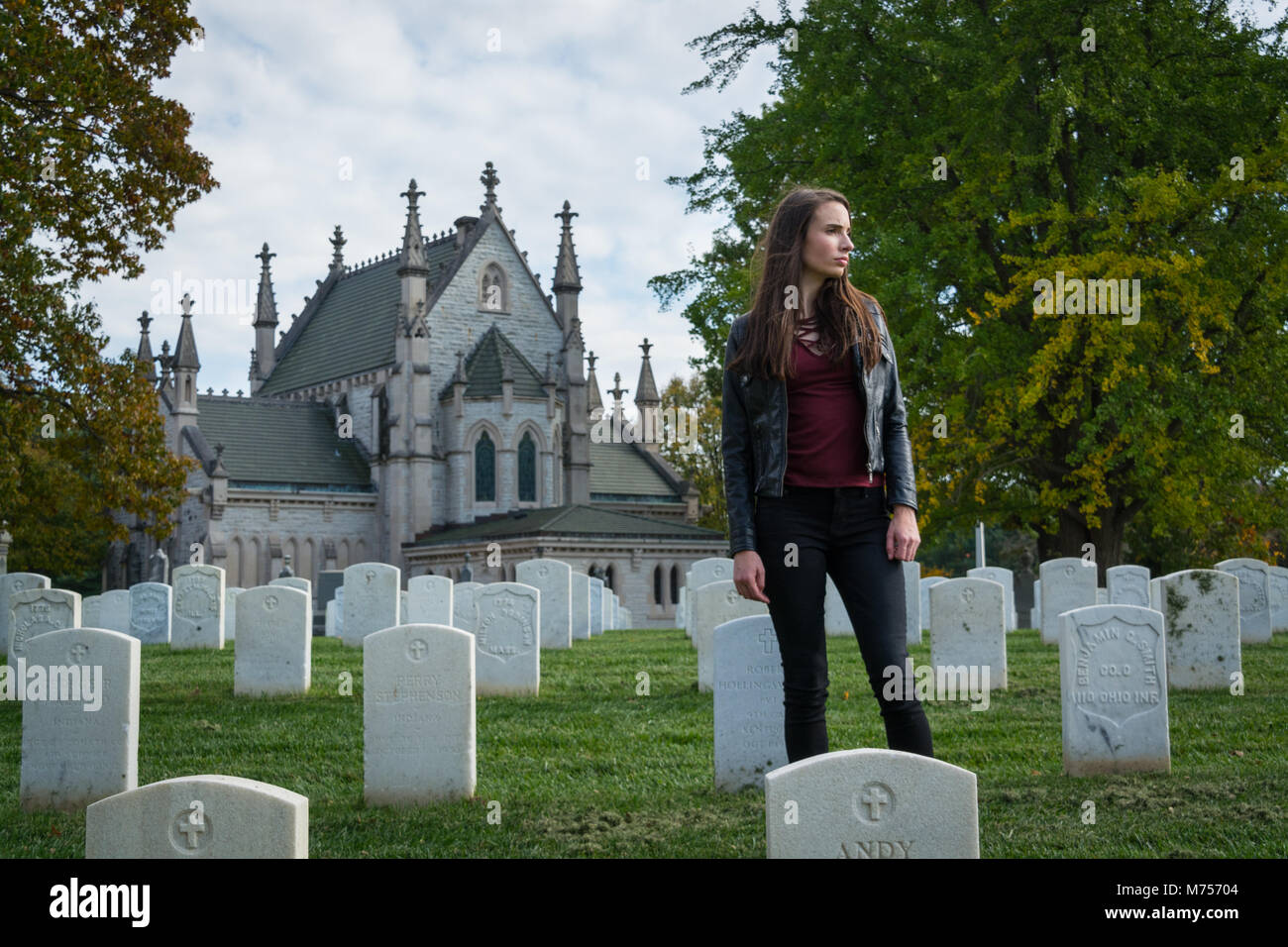 Il Memorial Day. Una giovane ragazza paga il rispetto per coloro che hanno combattuto e sono morti per la sua libertà, lapidi al Crown Hill Cimitero, Indianapolis, Indiana Foto Stock