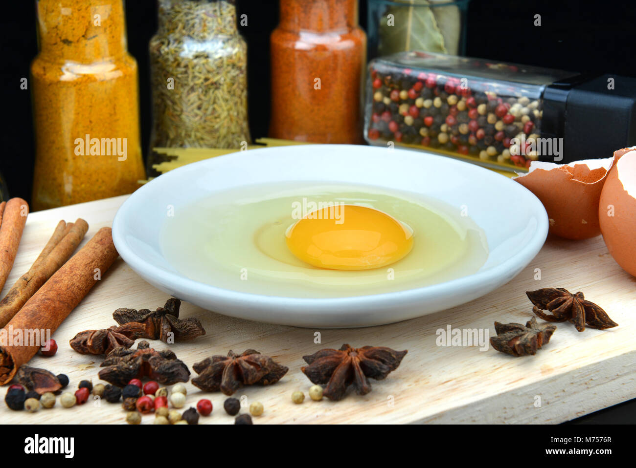 Uovo crudo con set di spezie in cucina oggetti Foto Stock