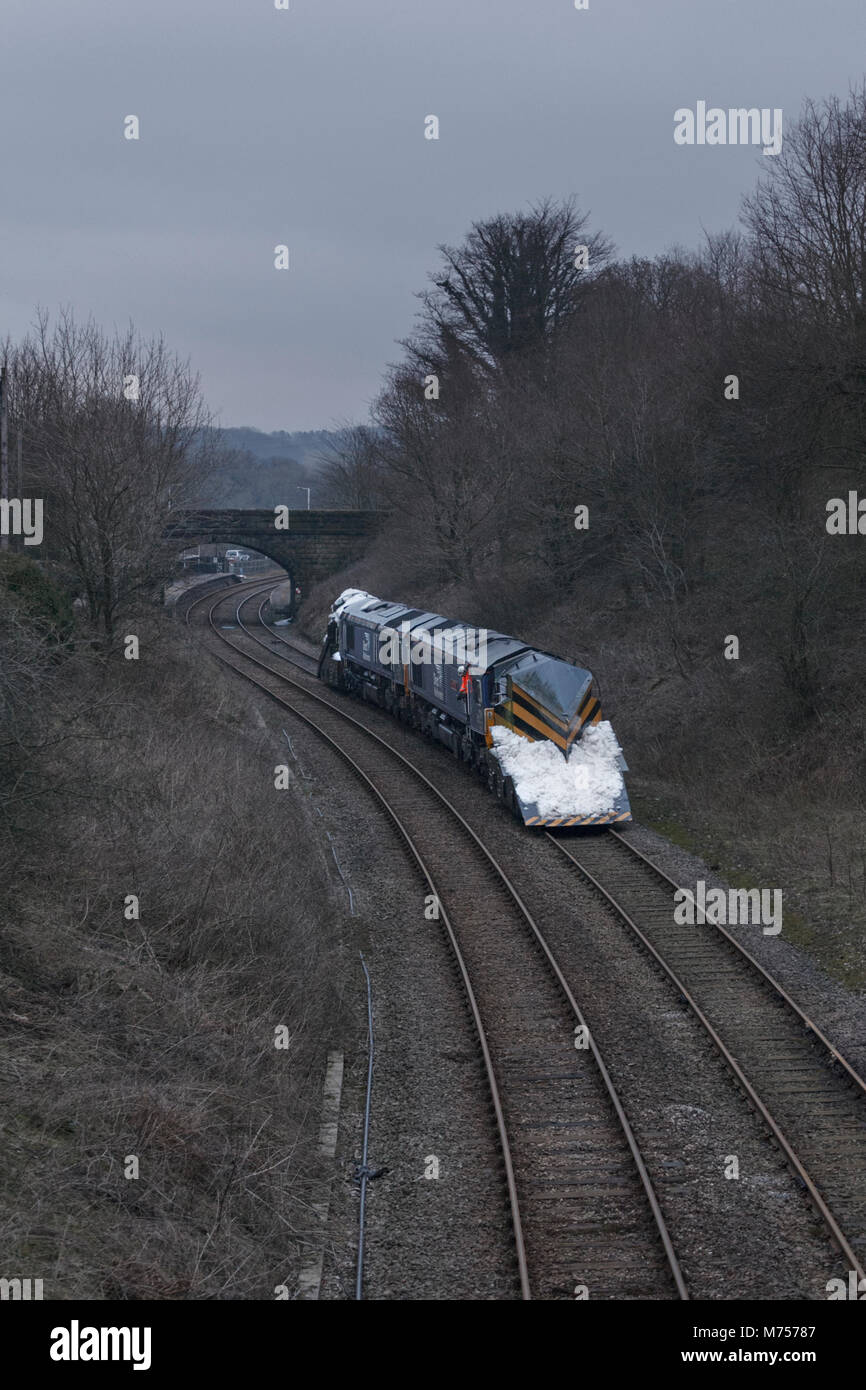 2 Direct rail Services class 66 locomotive Wennigton pass (est di Carnforth) con la guida della rete indipendente di spazzaneve Foto Stock
