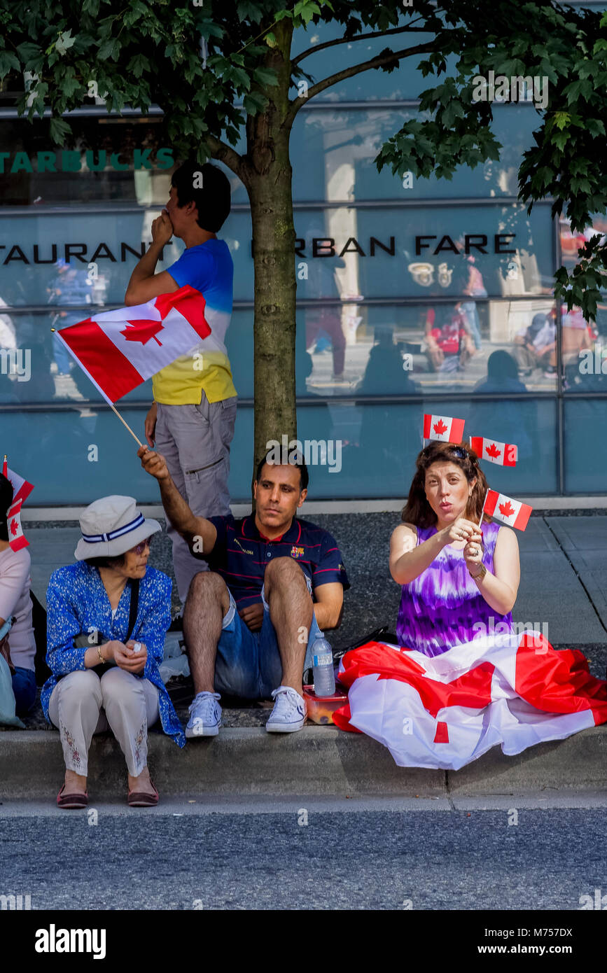 In attesa che il Canada 150, Canada parata del giorno, Vancouver, British Columbia, Canada. Foto Stock