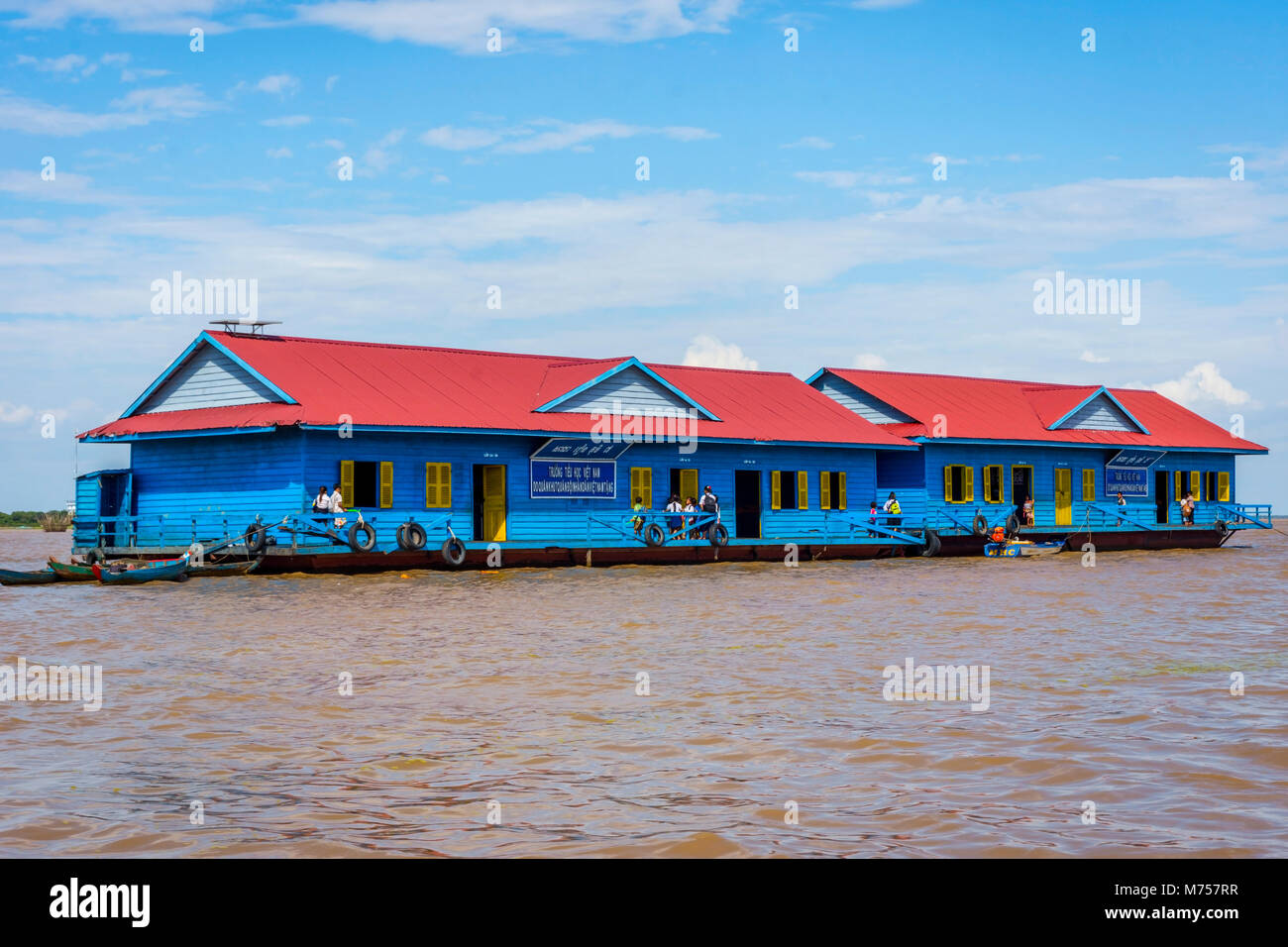 Il Tonle Sap, Cambogia - Aprile 8: Bambini intorno alla scuola vietnamita in Tonle Sap villaggio galleggiante. Aprile 2017 Foto Stock