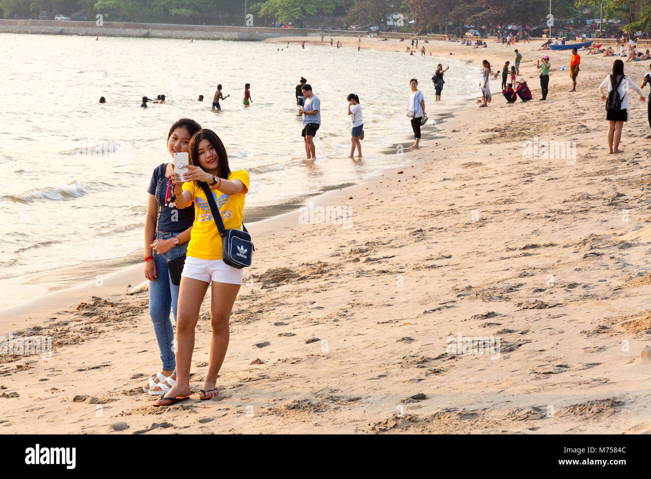 Cambogia beach - turisti prendendo un selfie foto su Kep Beach, Kampot provincia, Cambogia Asia Foto Stock
