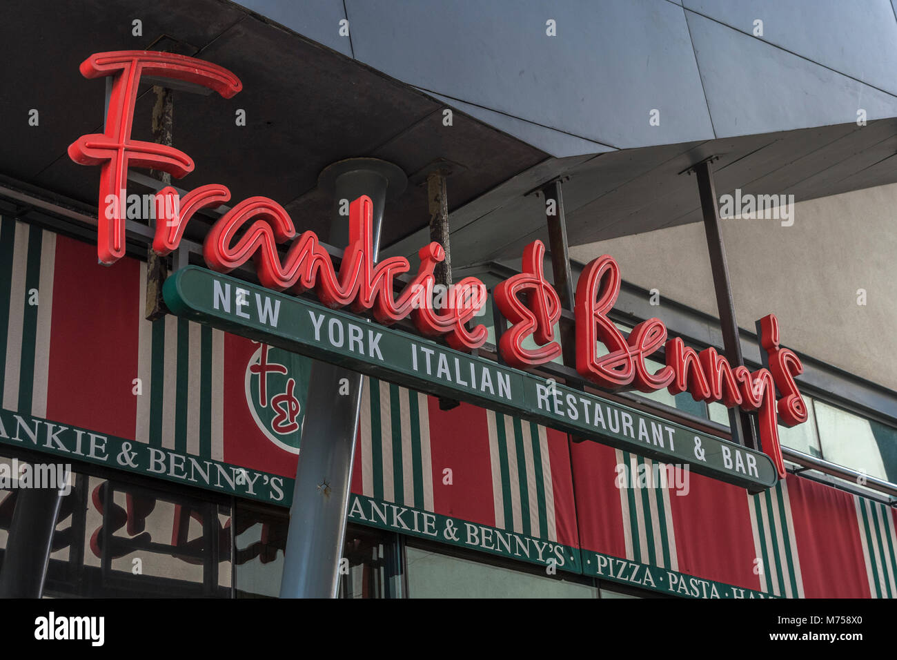 Frankie & Benny il logo al di fuori del loro ristorante in St Austell, Cornwall. Un pranzo informale e crisi del settore, casual dining concept. Foto Stock