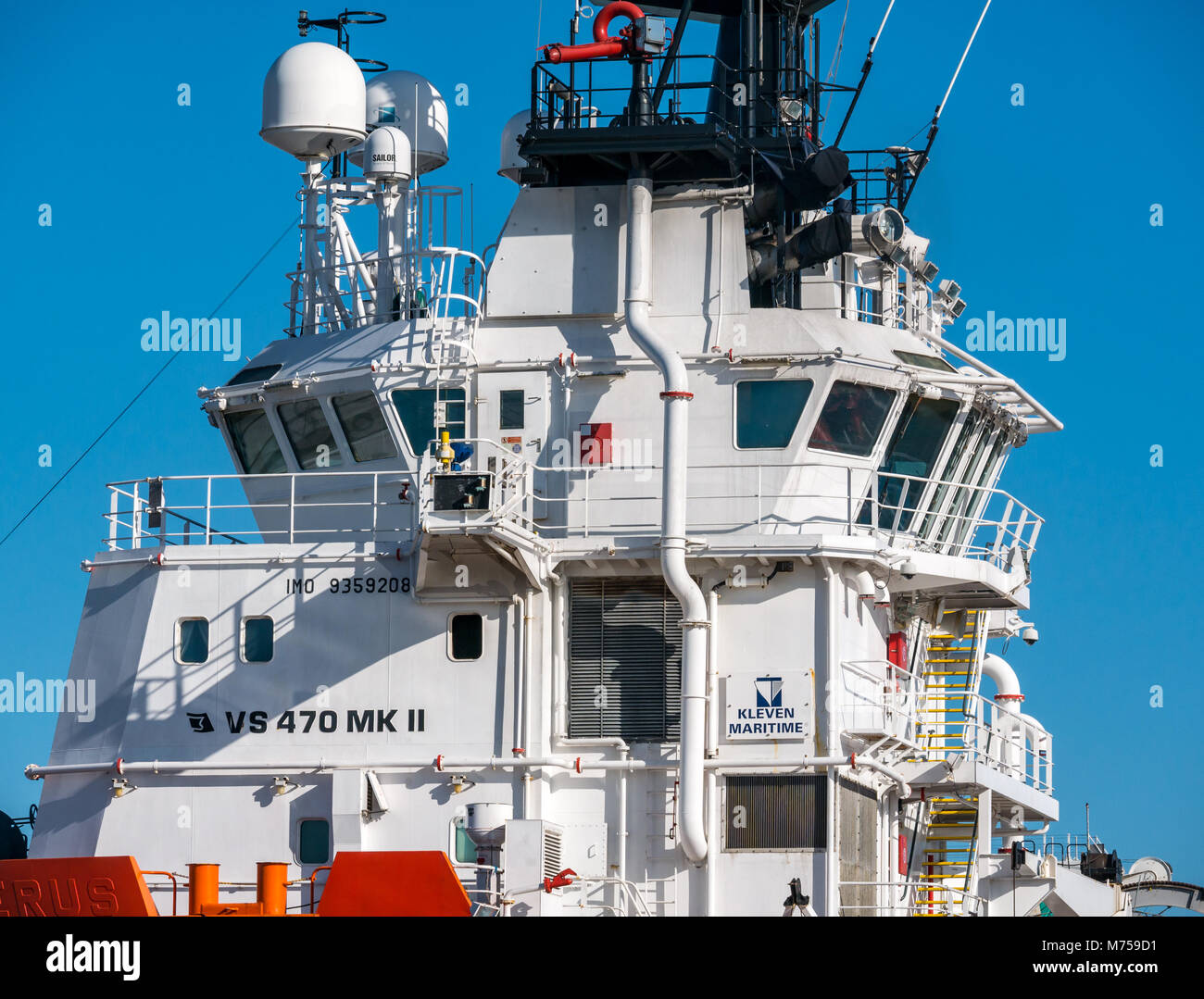 Primo piano di ponte di nave di fornitura piattaforma, MV Sophie Siem, in sole con cielo blu, Leith Harbor, Leith, Edimburgo, Scozia, Regno Unito Foto Stock