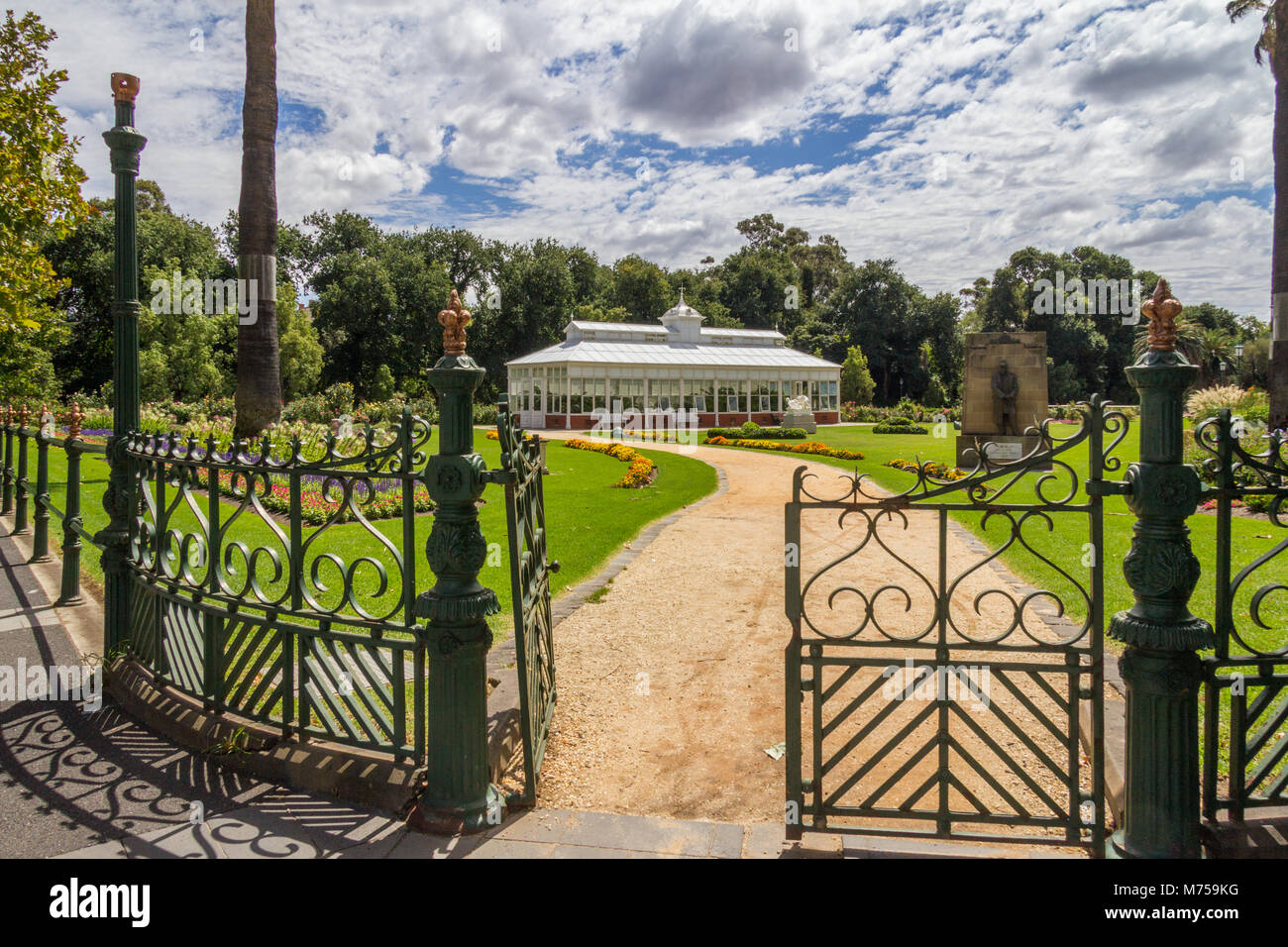 Il cancello aperto e il percorso che conduce al conservatorio, Giardini del Conservatorio, Bendigo, Victoria, Australia Foto Stock