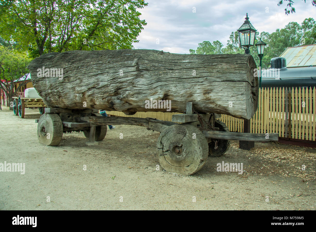 Accedere sul vecchio carrello con ruote in legno, Echuca, Victoria, Australia Foto Stock