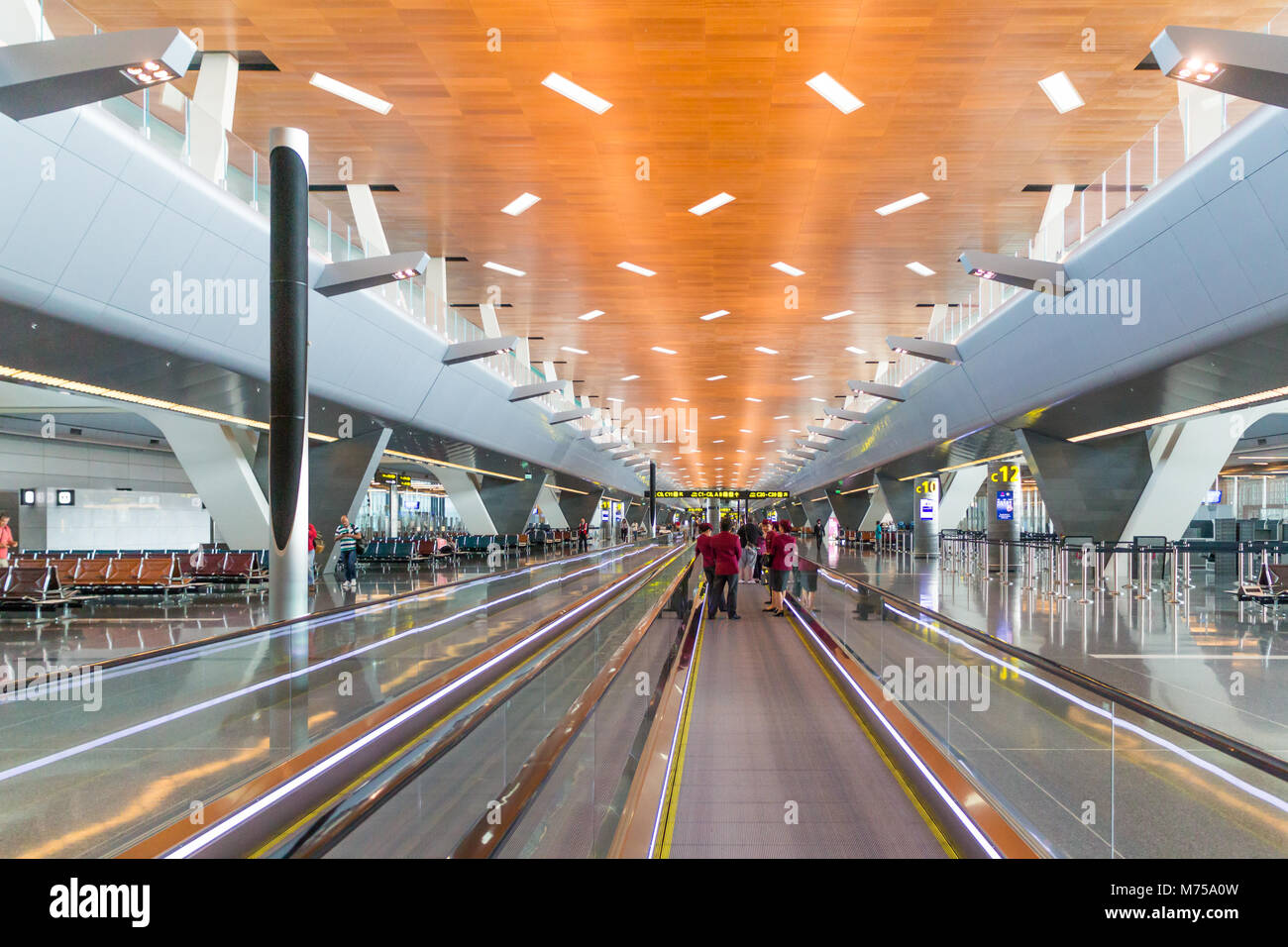 Personale delle linee aeree sul tapis roulants, Hammad aeroporto internazionale di Doha, in Qatar Foto Stock